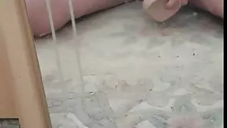 Elle gode sa chatte poilue en se filmant dans le miroir !