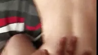 Il la baise en levrette en lui tirant les cheveux