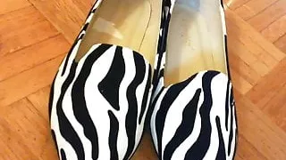 Nicoletta's sexy feet and her favorite ballet flats