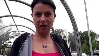 Hausfrau Bonny Devil im Auto fremd gegangen