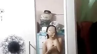 Vietnamese girl show up her pefct booty