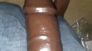 Geiler Transmann wichst an einem regnerischen Tag