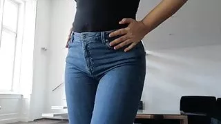 I'm peeing on a glass table