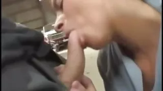 Milf francaise qui se fait baiser dans un garage auto