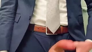 Daddy in Anzug und Krawatte spielt mit seinem MASSIVEN SCHWANZ!