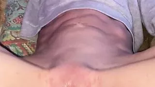 Sie reitet auf dem Faustfick, während sie versucht, nicht zu sperma