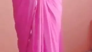 Desi Bhabhi Showing Big Boobs