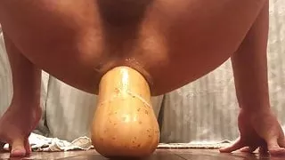 Gieriger Arsch streckt sich bis zum Maximum