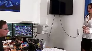 Sekretaerin Natalie Hot wird von Big George eingearbeitet