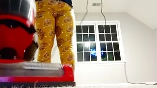 Teaser: Vaccuuming in Leggings