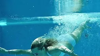 Hot US blondie Lindsay Cruz swims naked in the pool