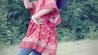 Sexy UK Paki does a Sexy Dance