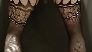 Sissy neckt dich in Netzstrümpfen und Highheels