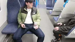 chav und zufälliger Pendler ficken bareback in einer Zugtoilette