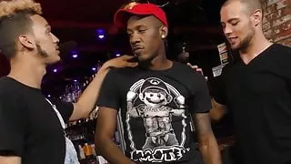 Black twinks in threesome get sucked