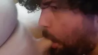 John bekommt seinen Schwanz von seiner Schwuchtel gelutscht