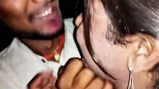 Indische Transen tanzen und küssen