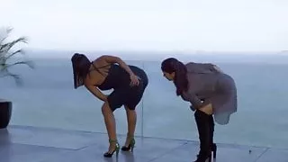 Anitta e Fernanda Souza fazendo quadradinho