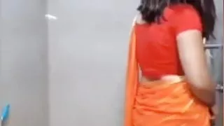 Sexy Babe in the Bathroom - live video