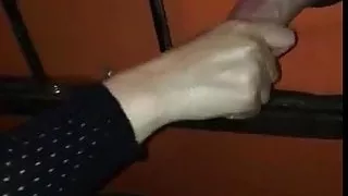 Une blonde sexy branle en glory hole