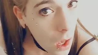 sexy Transsexuelle genießt ihre Klitoris in Dessous