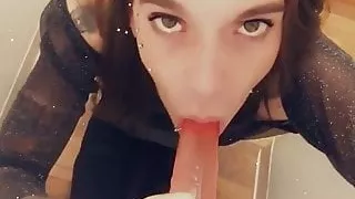 Sexy Trans liebt es zu üben, eine Blowjob-Prinzessin zu sein