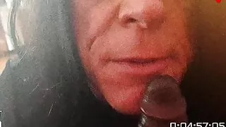 Cougar Sissy, die einen schwarzen Schwanz anbetet