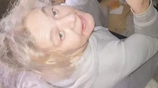 Vieille salope soumise boit encore ma pisse