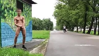 Riskantes Wichsen in einer Gasse der Stadt, völlig nackt