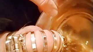Mein Latexsklave kann seine Pisse trinken