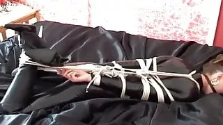 Catsuit gefesselt und geknebelt