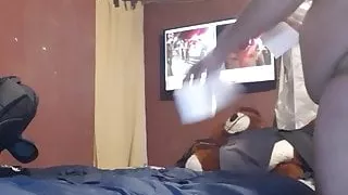 Fetter Mann zeigt Dessous und masturbiert dann anal