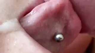 Close up lekker pijpen met een piercing
