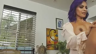 Elegante transsexuelle Chefin gibt ihrer Mitarbeiterin eine anale Beförderung