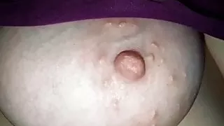 Caresses sensuelles sur ses seins moelleux