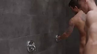 Aufgerissener Fitnessstudiobolzen, der nach dem Analspiel auf Sperma gezüchtet wird