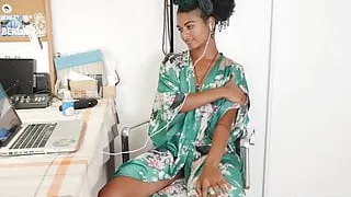 Yanks Ebony Honey Lola Rose Fingers Her Hairy Snatch