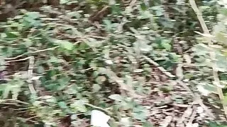 Sperma gefüllte Kondome in den Wäldern sammeln