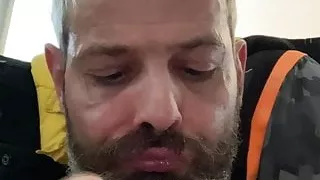 Schlucke und lecke meinen Nasen-Rotz