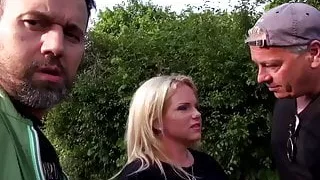 Die blonde Hausfrau beim wildpinkeln erwischt + mitgenommen