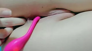 Mädchen zeigt ihre rasierte Muschi und kommt