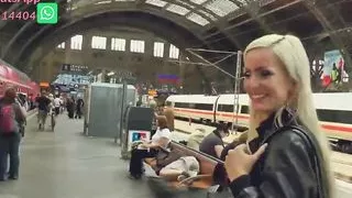 Sie will Ihm einen in der Bahn blasen und zeigt Ihre Muschi