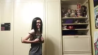 Fille en manque caresse ses seins en cam