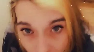 Stilvolle transsexuelle Shemale genießt sich selbst