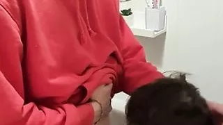 Studentischer Schwanz von Nerd-Twink gelutscht