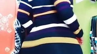 Une bonne salope en robe moulante