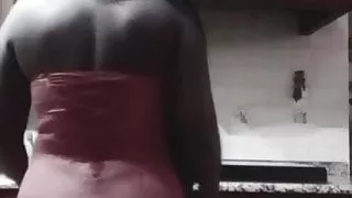 Une salope en robe moulante courte