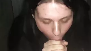 Schüchterner russischer Metallkopf lutscht Schwanz