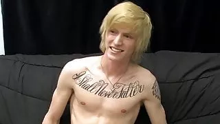 Tätowierter Twink Dustin wichst in leidenschaftlichem Solo