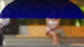 yo a lo lejos en un mall, con minifalda